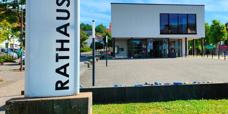 Das Rathaus Oberthal mit dem prägnanten Schild im Vordergrund "Rathaus 20"